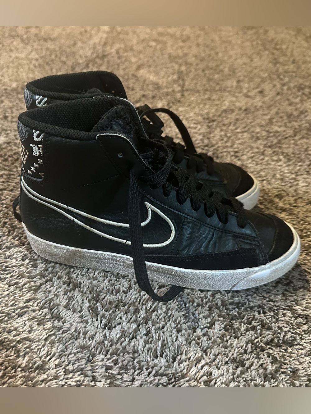 Nike size 5.5Y Black High-Top Sneakers
